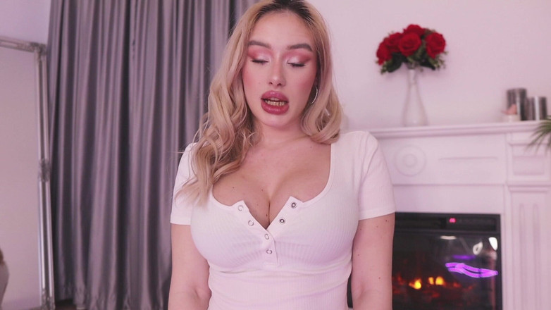 AnnaReyBlonde: Le tette perfette giocano con l'olio - JOI