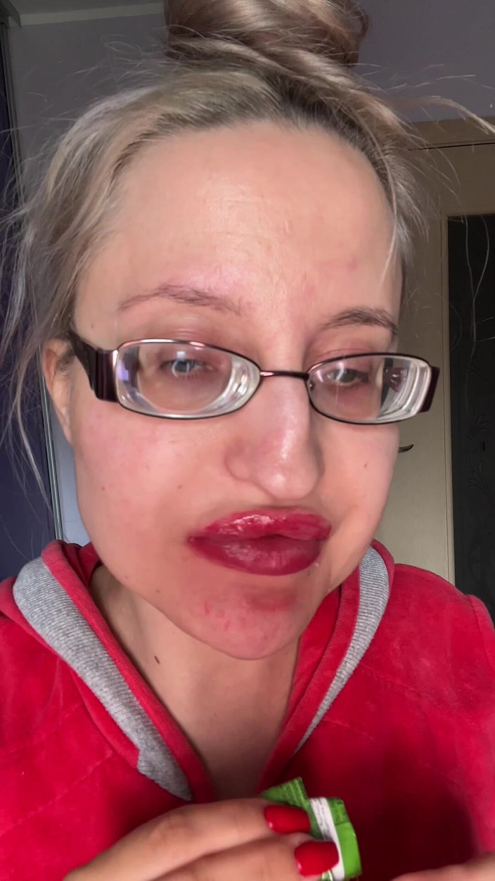 FinDom Goaldigger: Obří velké rty Velké brýle Asmreating Snickers Protein Bar
