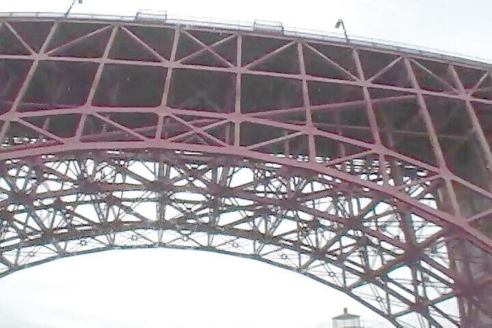 Perv Milfs n Teens: Drobná dívka dostane její chlupatou kundičku ošukanou, její mokrá šťáva kape...