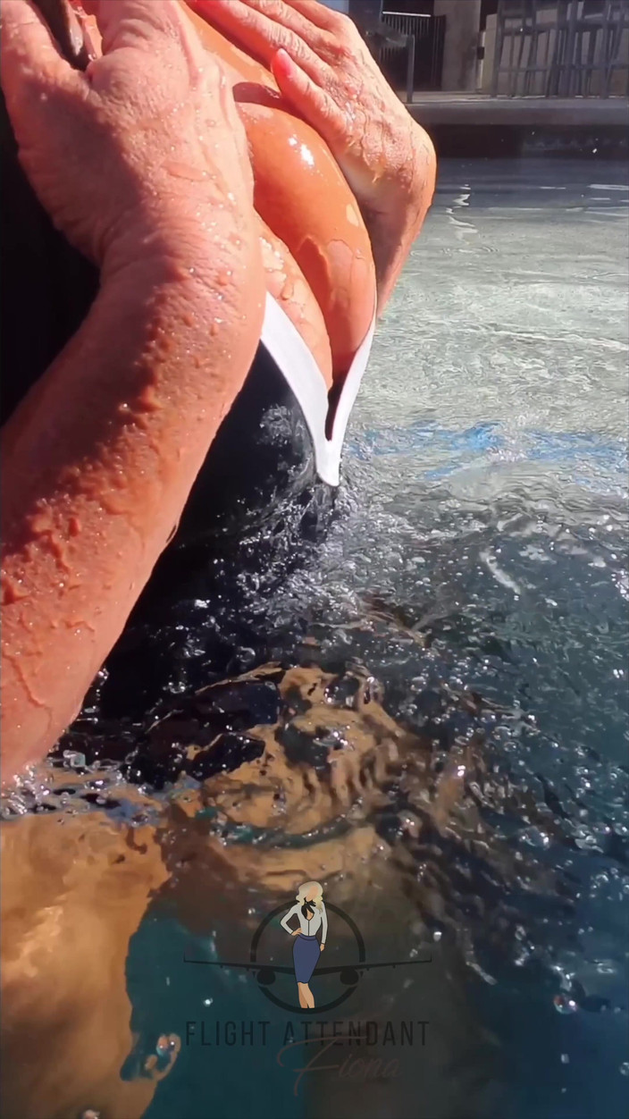 Flight Attendant Fiona: 泳池时间单人表演