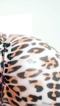 İnanılmaz yüze oturma bakış açısı kadın egemenliği lateks lastik Arya Grander