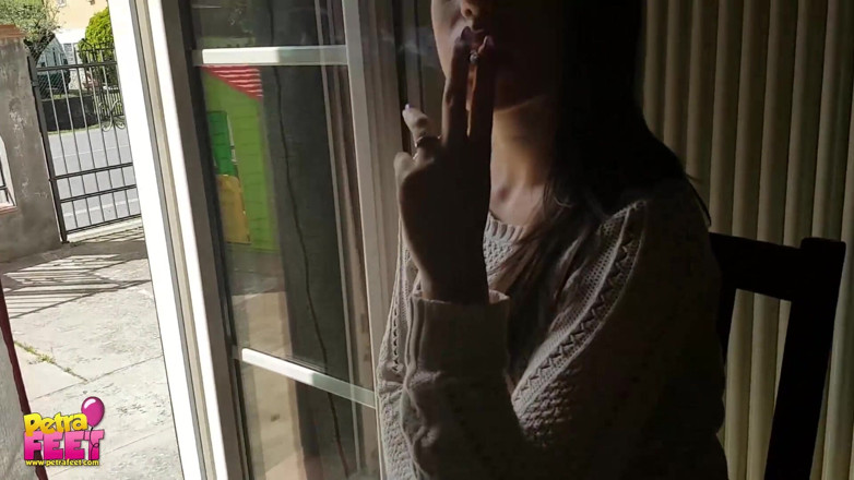 Smokin Fetish: Splendida bruna stuzzica tutti con il suo fumo