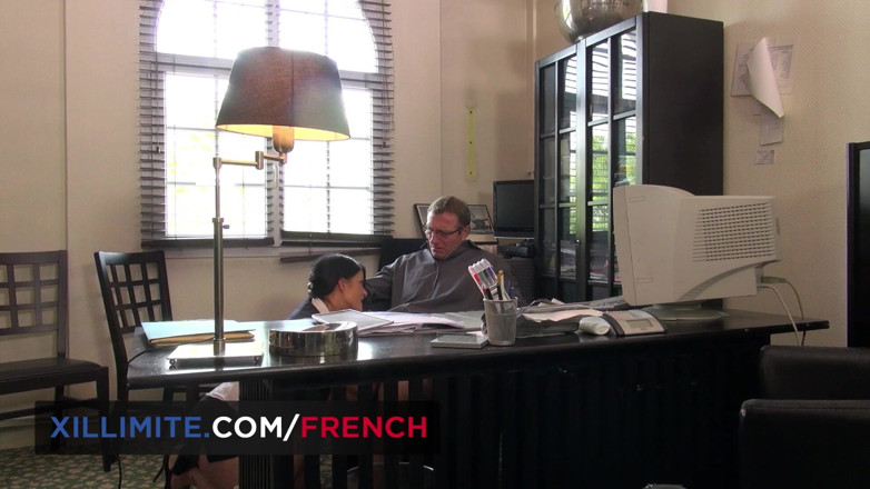 French girls at work: Seks remaja semok Prancis dengan bos (Lana Fever)