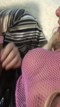 Peituda loira milf recebe facial com lingerie sexy