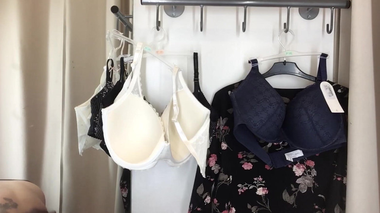 Roxanne Miller: Sujetadores en el vestuario, leche con chorros