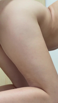 Eu peço à minha meia-irmã latina para me deixar colocar meu pau enorme na bunda apertada dela até eu dar a ela todo o meu leite delicioso