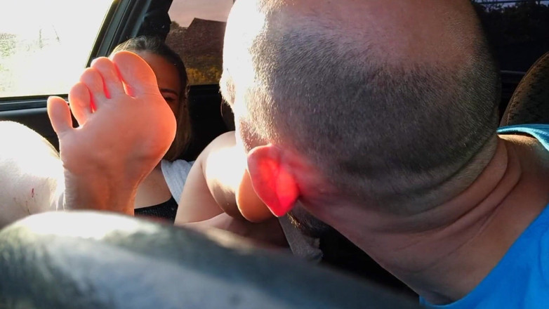FoxyAndZaz: El taxista lame los pies de una rubia en el...