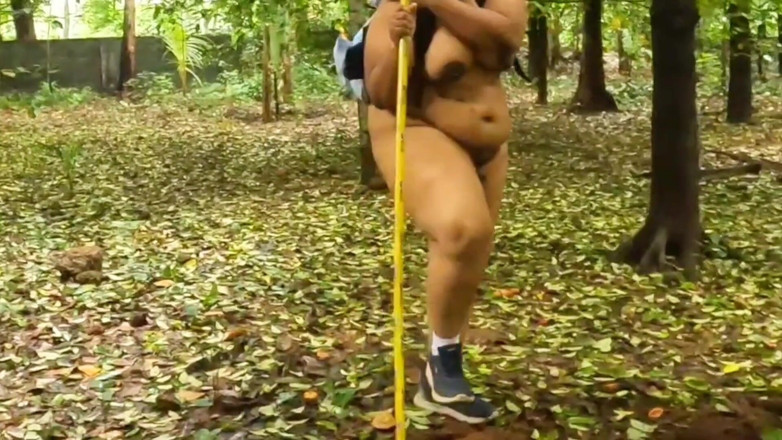 Anne Ipe: House Wife on Vacation, Walking Naked in Jungle. Exposing Her...