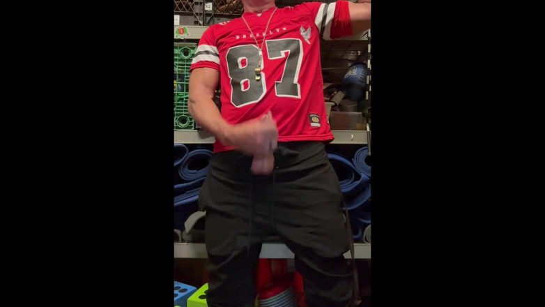 JockDad87: Jockdad87 menyemprotkan muatan ke dalam jerseynya dengan nomor 87.