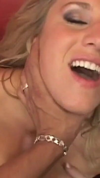 Het blond milf älskar att bli knullad av en hård kuk som får henne att njuta som en riktig slampa