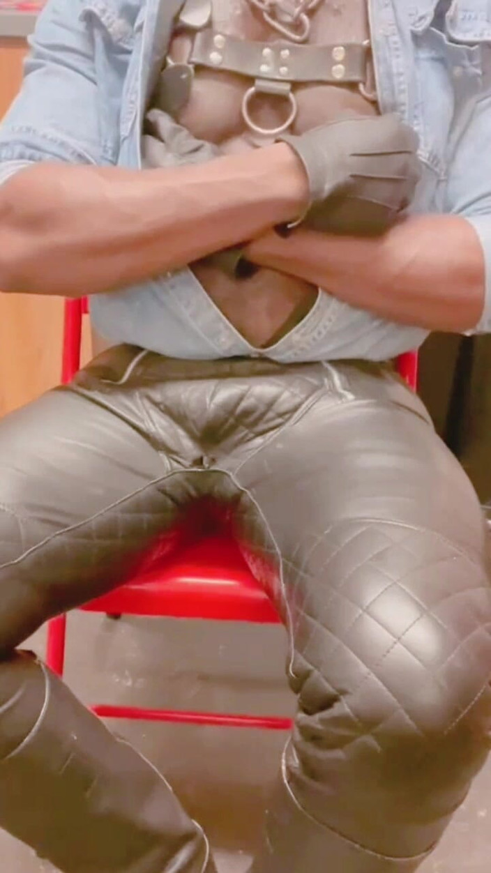 Black mature kinky muscle: Nevlastní otec s koženými svaly sólo hra na kozy