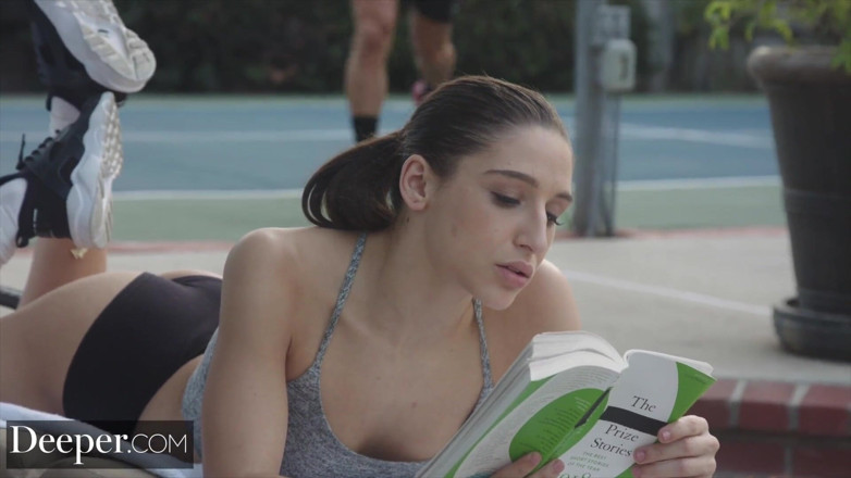 Deeper: Hlubší. Abella Danger je při žalobě nenasytná