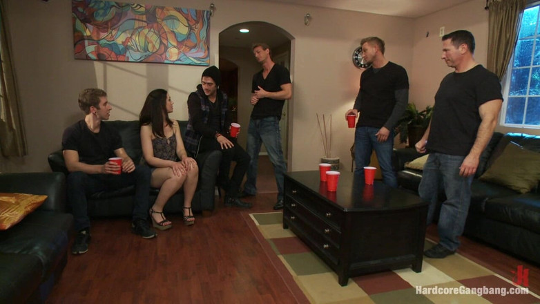 Hardcore Gangbang by Kink: Sousedé - představujeme Sarah Shevon