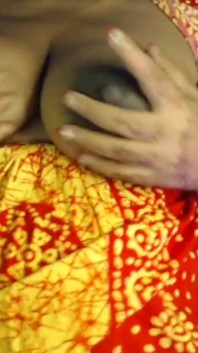 Menghisap tetek bogel bermain dengan dildo