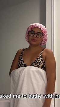 Belle-mère Salope Se Baigne Nue Avec Son Beau-fils Dans Un Jacuzzi Et Lui Demande De La Baiser