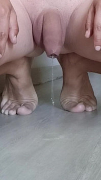 Kencing sambil berlutut di tanah dengan kaki telanjang