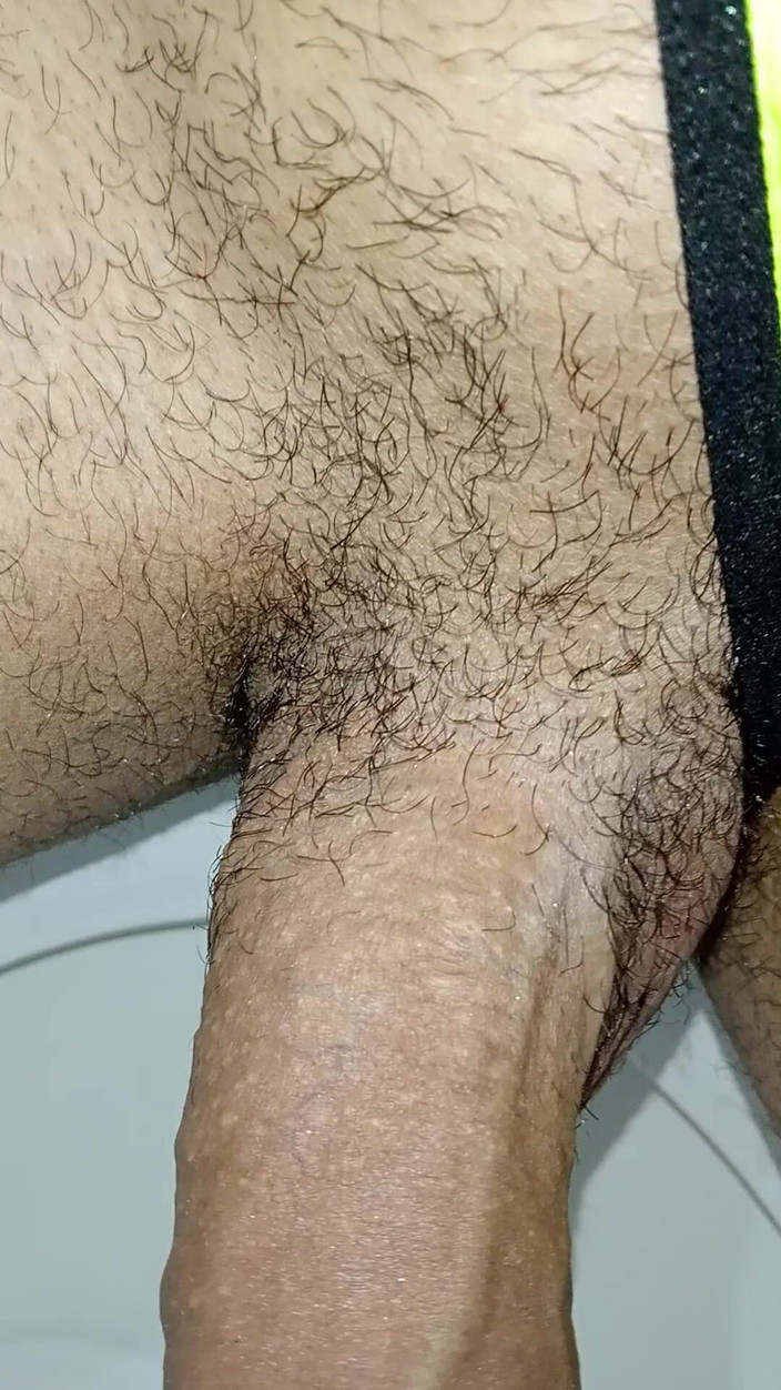 Rey rey: Büyük kıllı yarak, umumi banyoda mastürbasyon yapıyor neredeyse yakalanıyordum, kıllı...