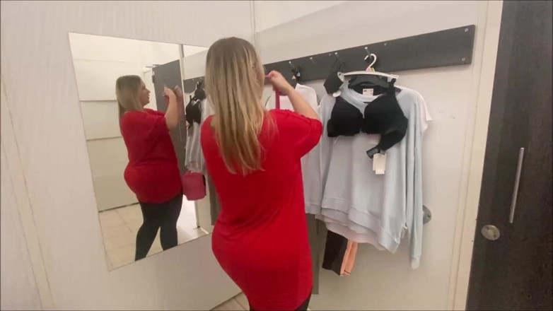 Bootyass Girl: Quick blowjob in Tesco cloakroom