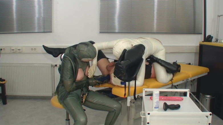 Rubber & Clinic Studio - 1ATOYS: Kinky gummi assfisting