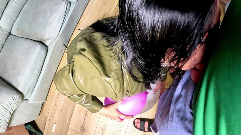 MilfyCalla: Mamă sexy dominantă în piele se fute cu un balon uriaș....