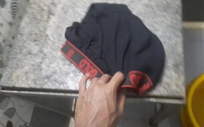 Wheyincognito: Çocuk çamaşır yıkarken banyoda