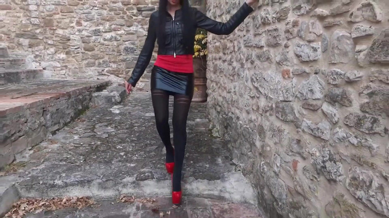 LauraOnHeels: MILF Walks in Pantyhose and High Heels