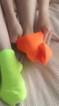 Meine Füße Sind in Bunte, Nicht Übereinstimmende Socken Zum Vergnügen - Heißer Sockjob