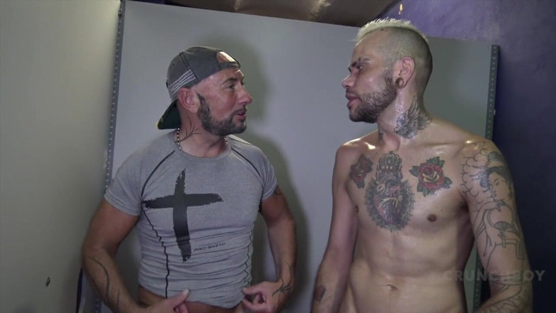 Fun bareback meeting in Barcelona: Jess royan dientot habis-habisan di gloryholes sama polfyfer