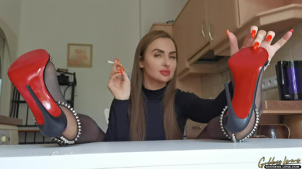 Goddess Lena: Sua boca me serve como um pano de limpeza e...