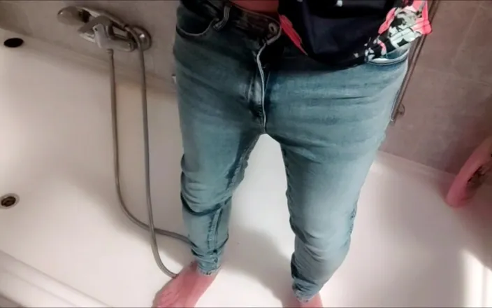 Divy Dallas: Crossdresser Peeing in Jeans and Showering