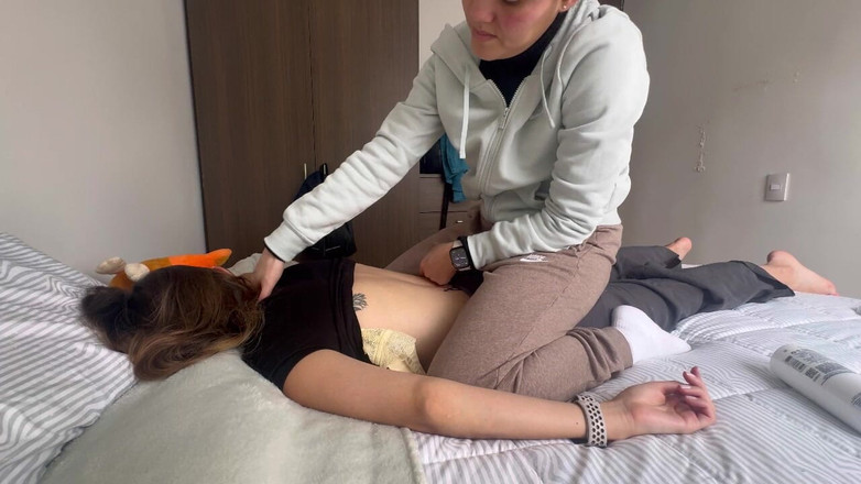 scarlettandc: Zmysłowy masaż mojej femboty na ciele i stopach