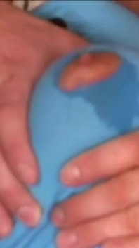 La mora sexy in gabbia fa sesso a tre estremo con due grossi cazzi duri