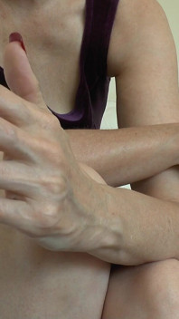 Elle exhibe ses beaux ongles rouges et se masturbe dans son pantalon, partie 3 - Lady Victoria Valente