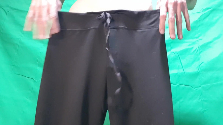 HeIsSooThin: Pantalon ample et short moulant en sous-vêtements