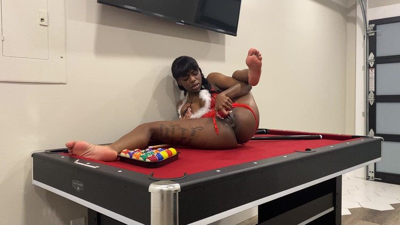 Majesty Nasty: 수영장 테이블에서 보지를 가지고 노는 흑인녀