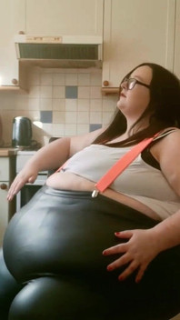 SSBBW BBW Küchenspiel in sexy engen kleidern teil 2