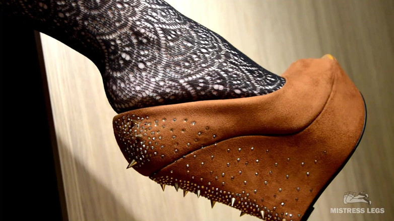 Mistress Legs: Kasut malas saya dangling di kaki dalam pakaian jala hitam