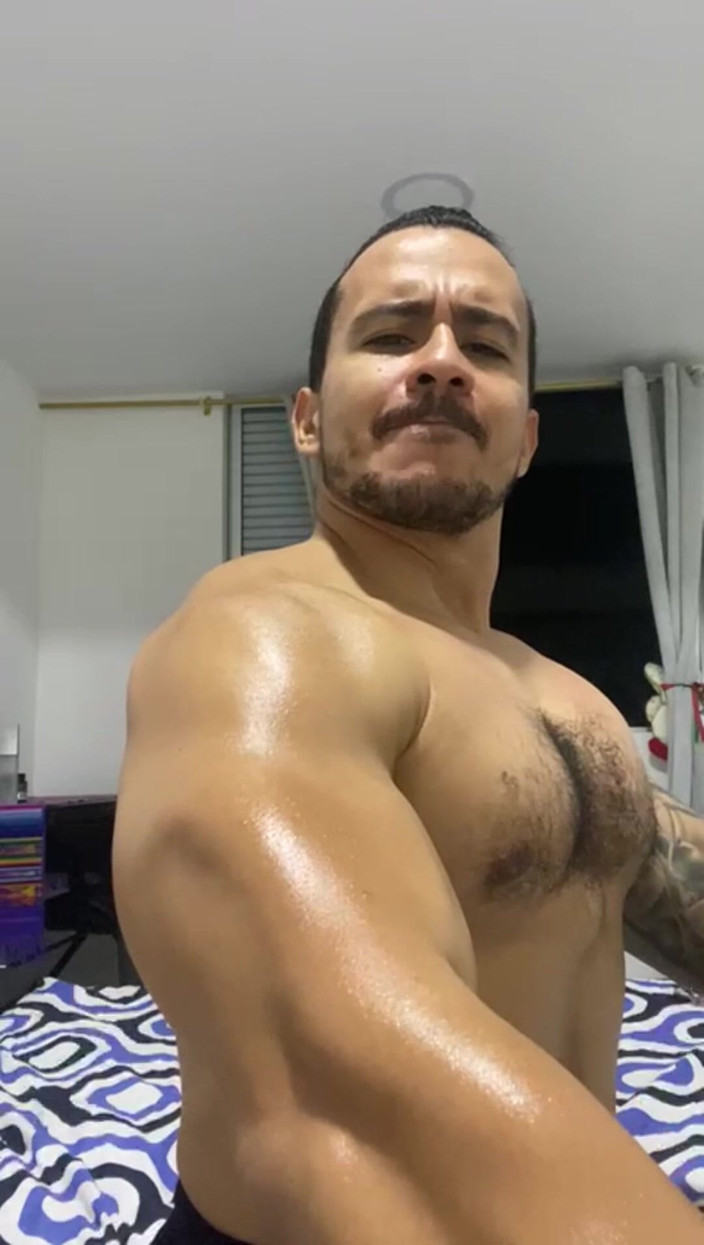Christian_colombian: 对超级饥渴的拉丁裔肌肉崇拜