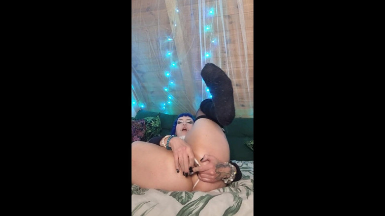 Mania Pigmilk: Gothgirl Livecam 屁股塞在屁眼里