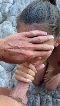 Kotě ráda saje velkého čůráka na pláži - sexy 18letá brunetka dává extrémní nedbalé kouření v POV