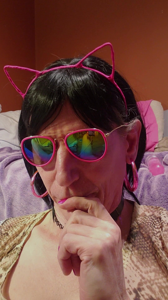 Daphne Desire: Спермо-шлюшка Daphne наливает сперму в ее рот из стакана и втирает ее