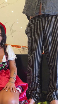 Klaarkomen op Oktoberfest-meisje in Dirndl na een langzame aftrekbeurt met spuugt op lul om het feest goed te vieren