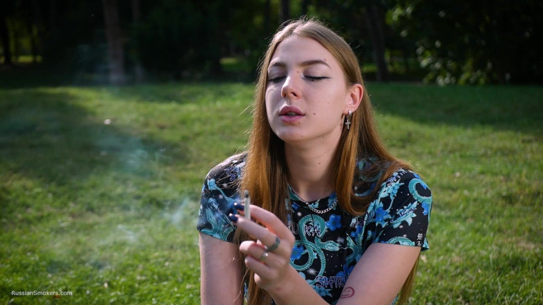 Russian Smokers: Vibrații cu frumusețe rusoaică seducătoare care fumează țigări