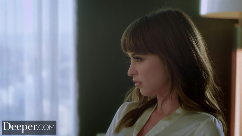 Deeper: Profondo. Rossa Maitland allena la segretaria Riley a servire il...