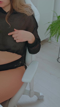 คุณนายอวบอิ่มเย็ดหีตัวเองด้วยดิลโด้สีดำ ขณะเล่นคอมพิวเตอร์