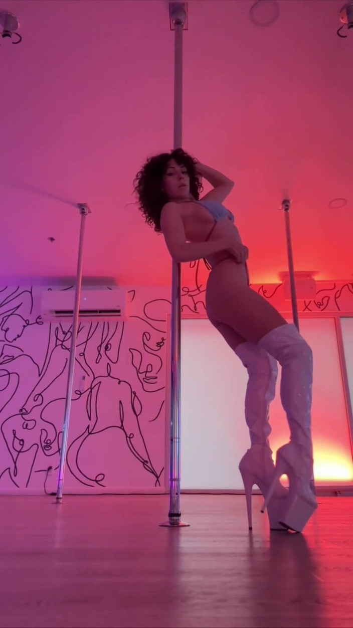 SavvyStar: Pole Dancing
