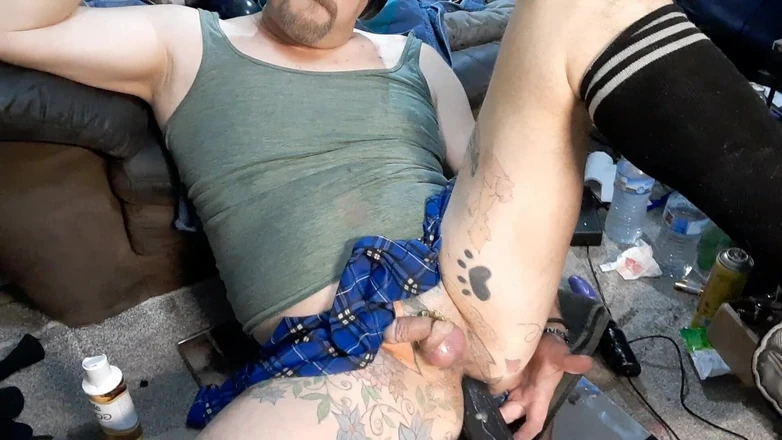 Ryan743: Entrenamiento anal con consolador grande