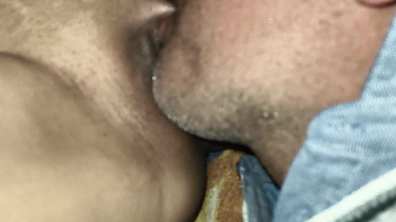 Village studio: Leccata di figa del primo piano e sesso profondo con...