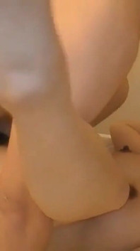 Japonská sexy holka kouří hluboko a buší do kundičky