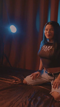 Agent fals face sex cu un model în timp ce îi face poze nud